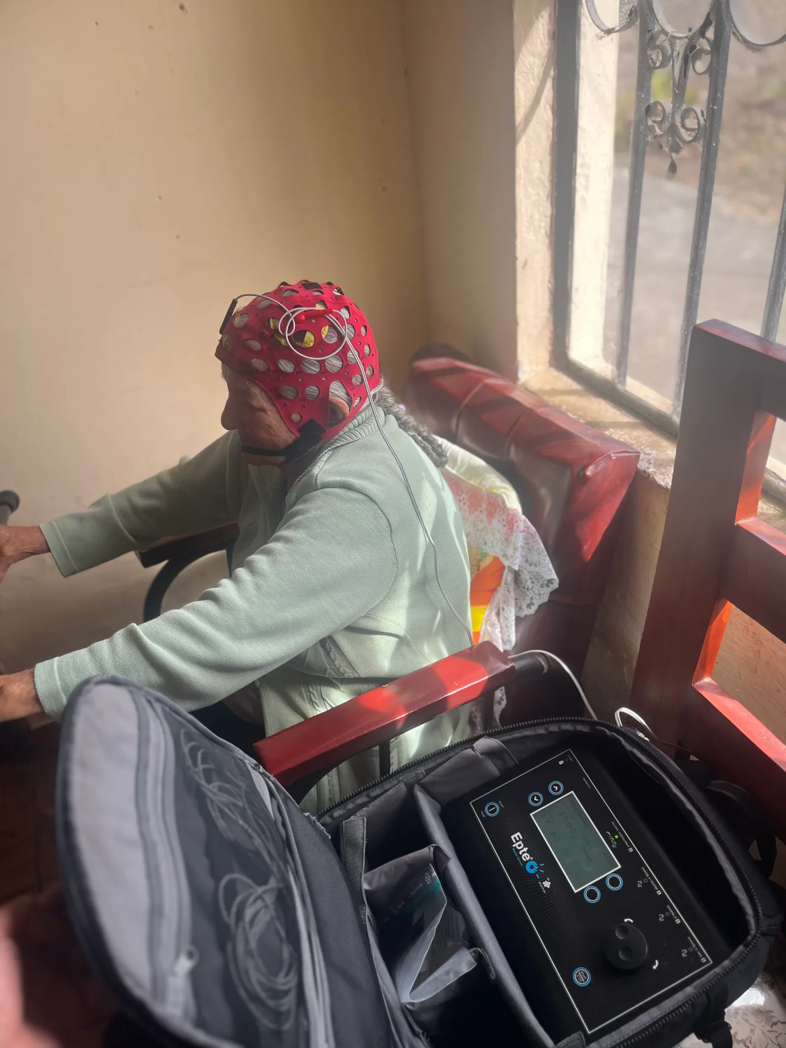 Psicólogo a domicilio en sesión de terapia psicológica con un paciente en Quito