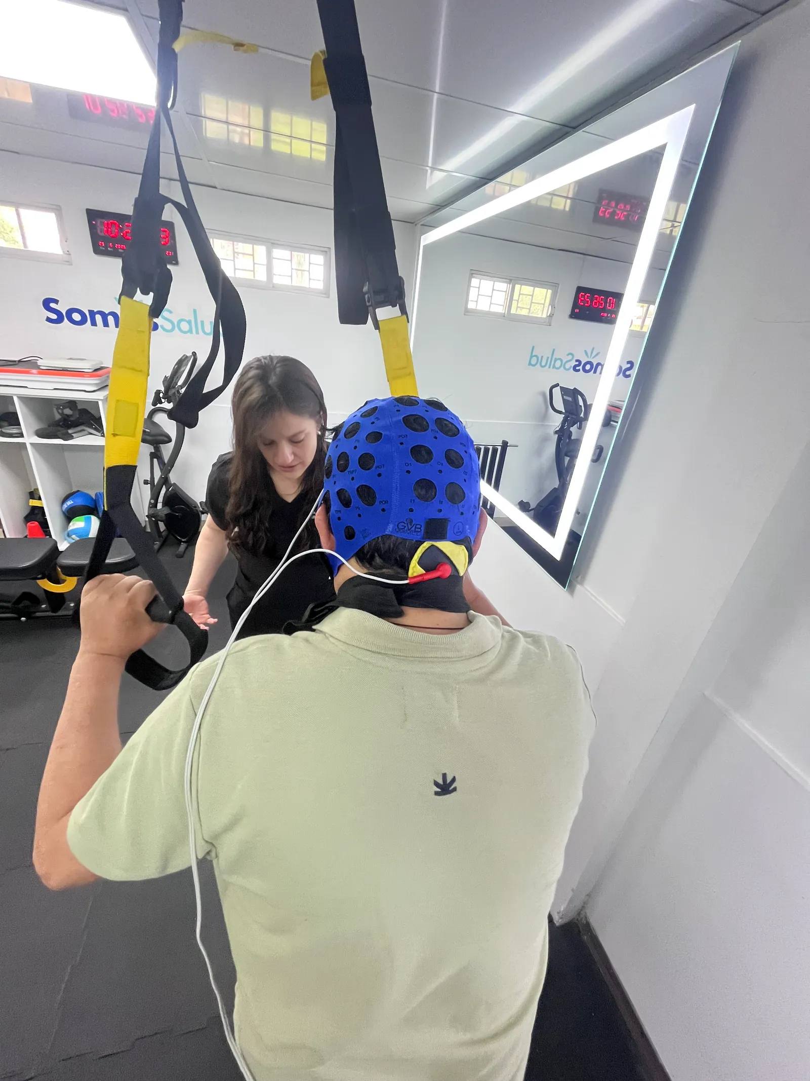 Neuropsicólogo a domicilio realizando una evaluación cognitiva a un paciente en Quito